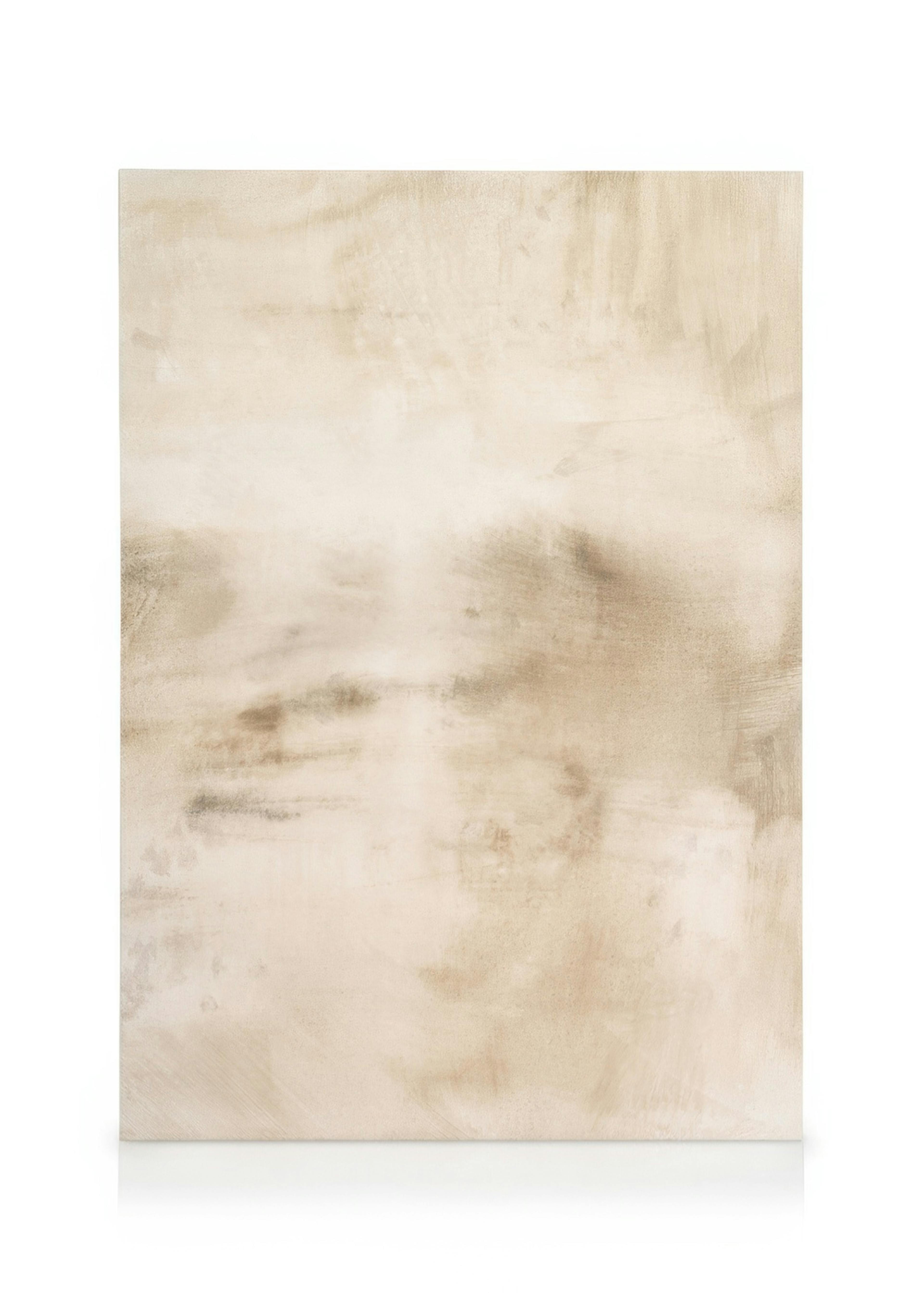 Toile abstraite beige et blanc cassé, suspendue au-dessus dun banc en bois dans un salon lumineux.