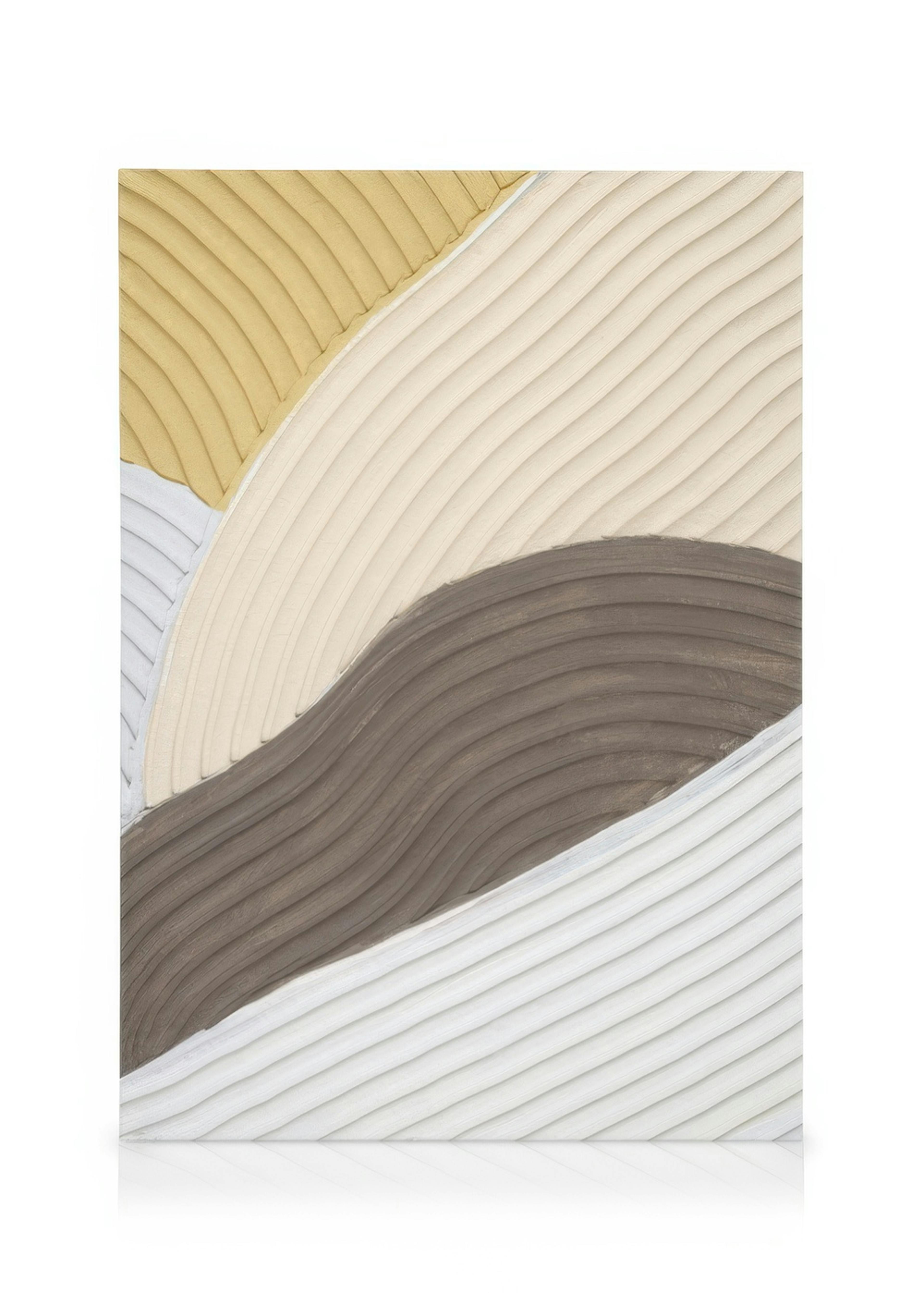 Lienzo con ondas texturizadas en tonos beige, marrón y amarillo, colgado sobre un mueble bajo en una sala de estar.