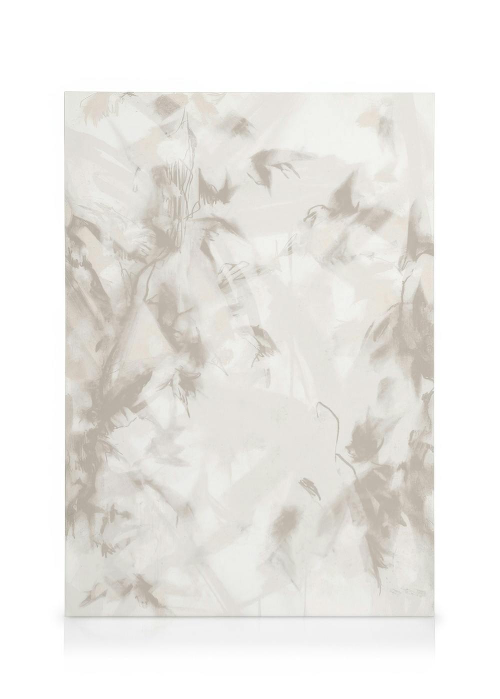 Abstraktní plátno v jemných béžových a šedých tónech, připomínající listy a tahy štětcem.