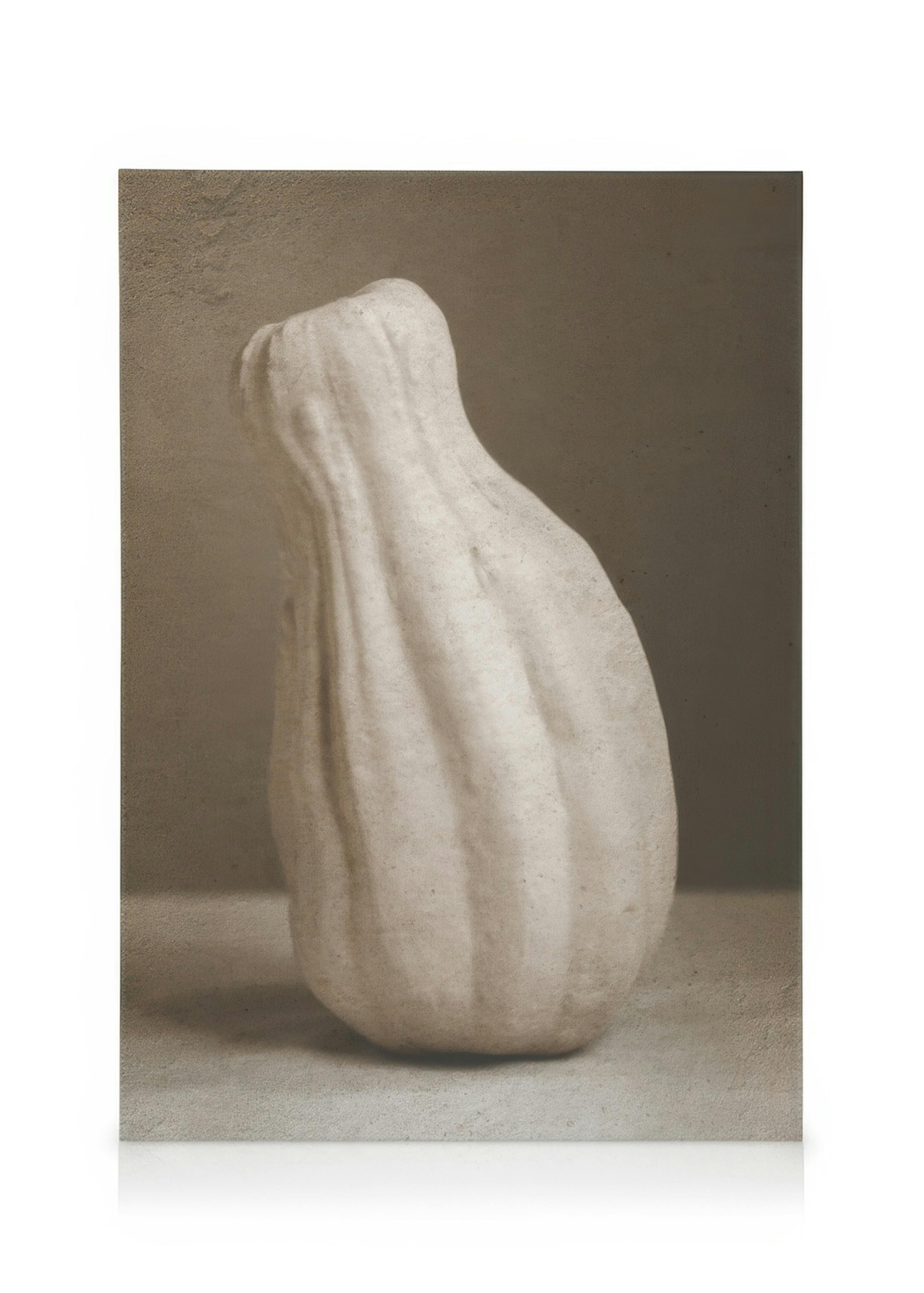Escultura de calabaza blanca en lienzo, con textura granulada sobre fondo beige, arte de calabaza neutra.