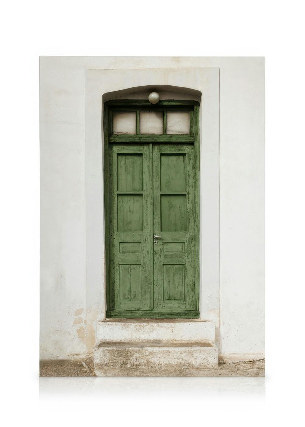 Lærred med en falmet grøn trædør i en hvid mur, med tre vinduer og en pære foroven, og to trin forneden.