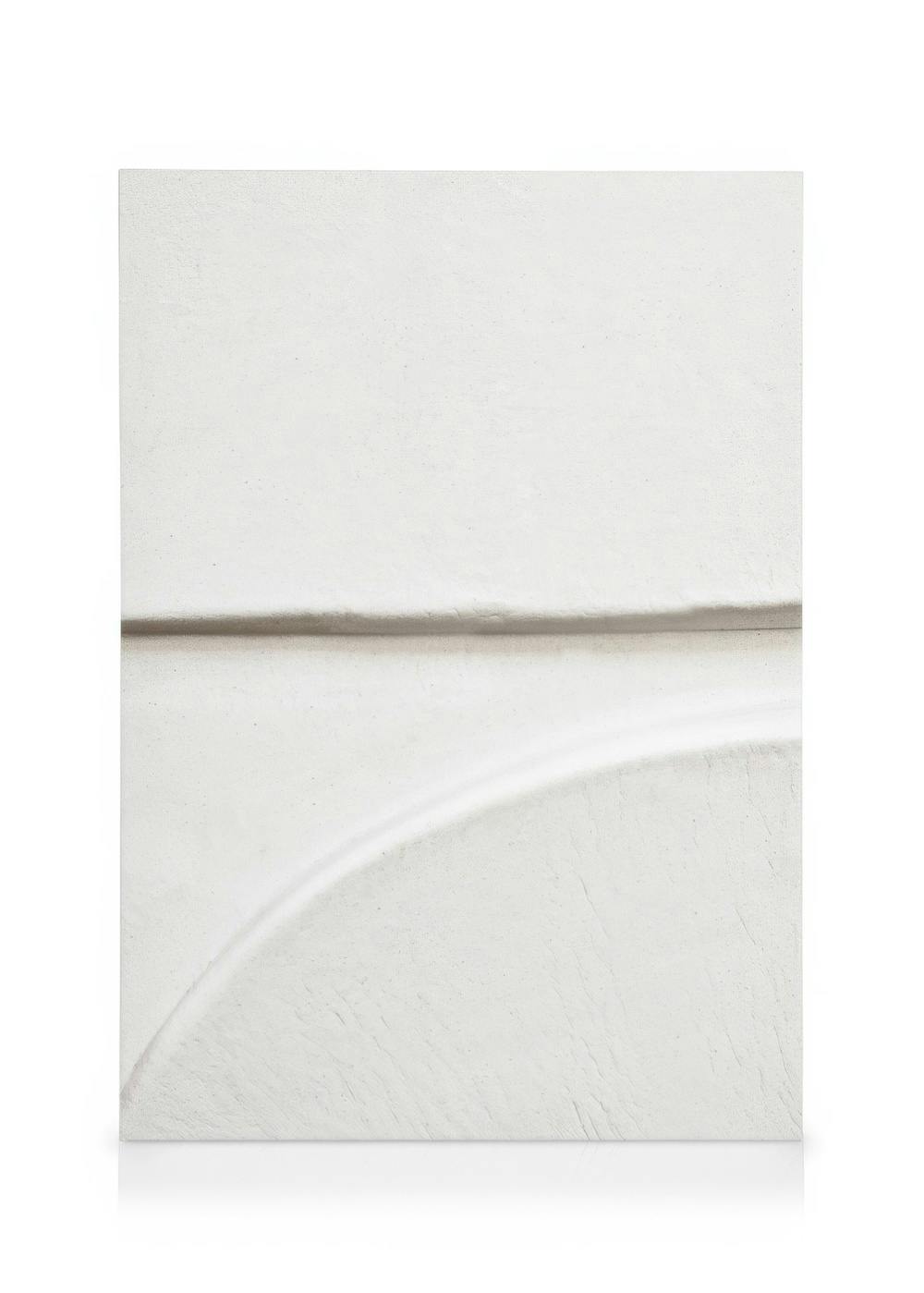 Bílý minimalistický obraz na plátně s jemnou texturou, vodorovnou linkou a obloukem, moderní umění.