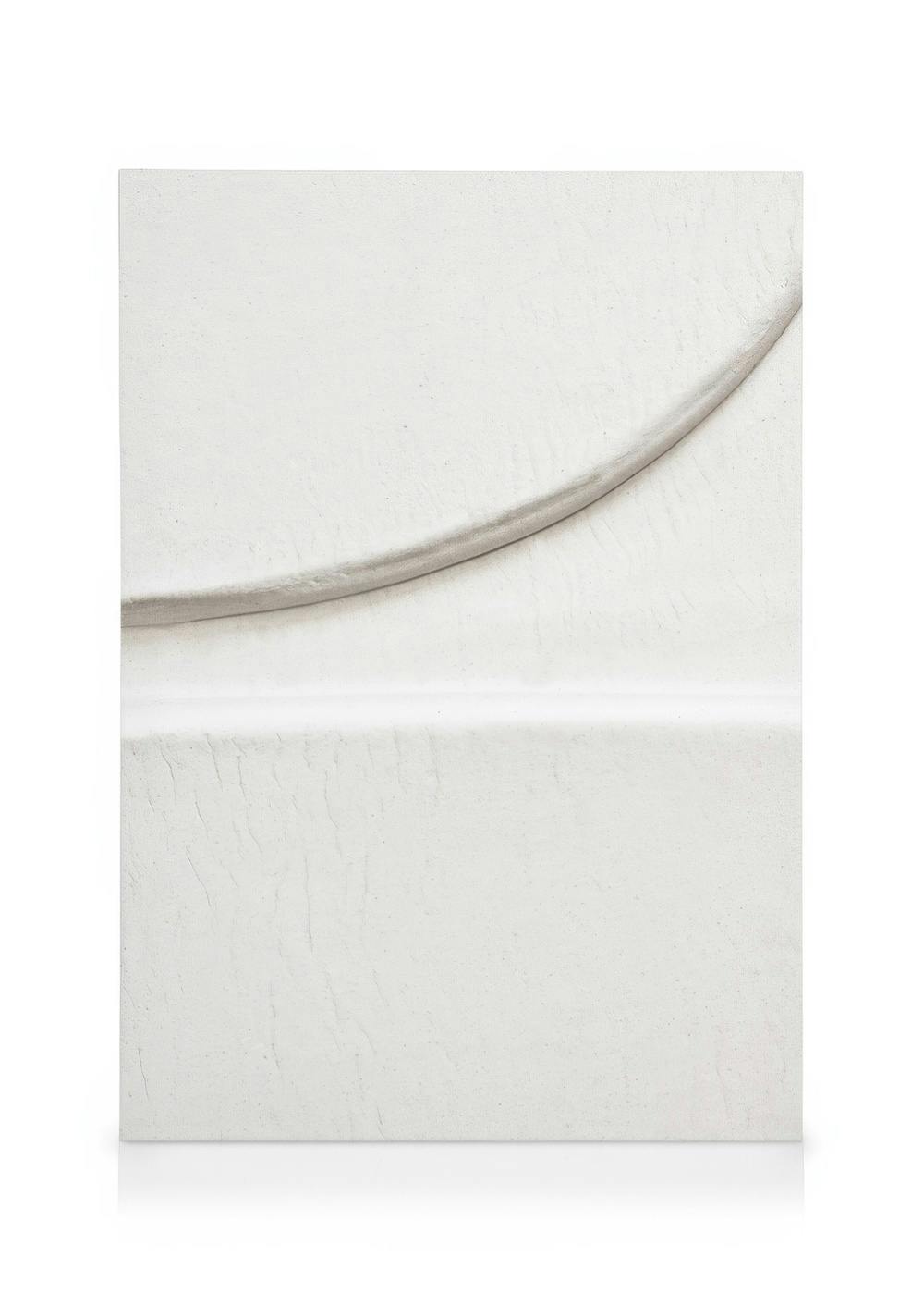 Minimalistický bílý obraz na plátně s texturou, zakřivená linie a písková barva.