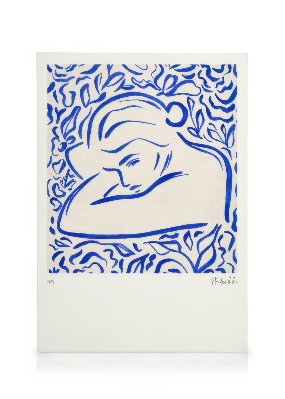 Lienzo abstracto de El Soñador con figura en azul cobalto y patrones de hojas, arte de galería sereno.