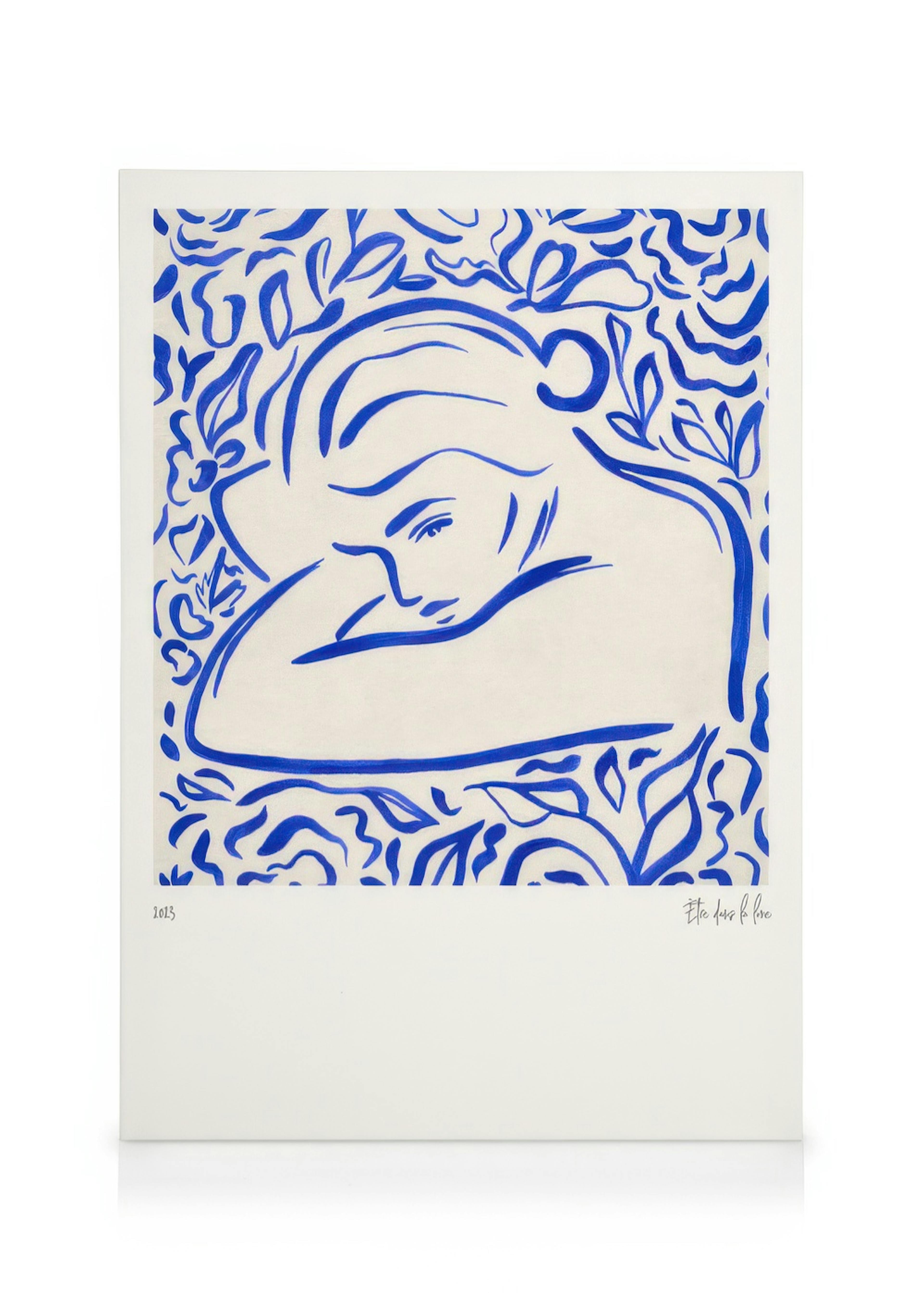 Lienzo abstracto de El Soñador con figura en azul cobalto y patrones de hojas, arte de galería sereno.