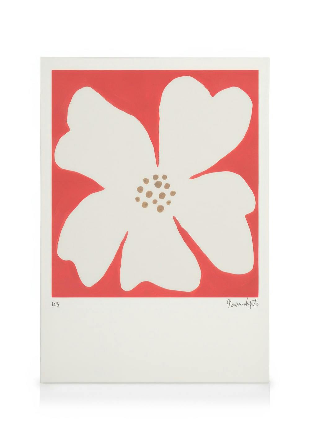 Stampa su tela con fiore bianco a sei petali e centro marrone su sfondo rosso. Arte botanica, decorazione floreale.