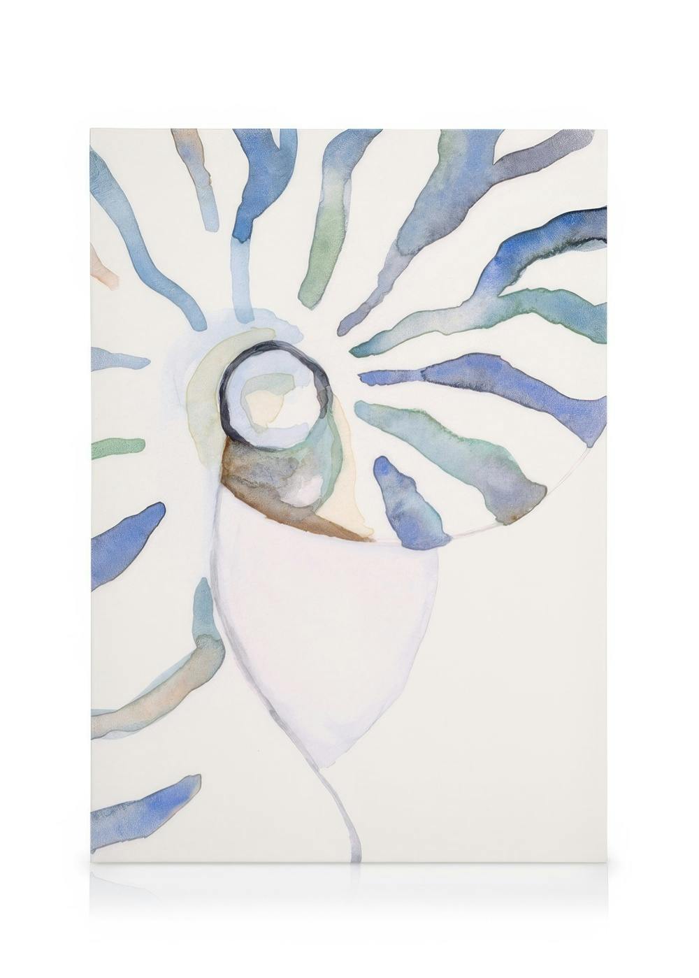 Acuarela abstracta de concha marina en tonos azules y verdes con un centro circular, sobre un fondo blanco.