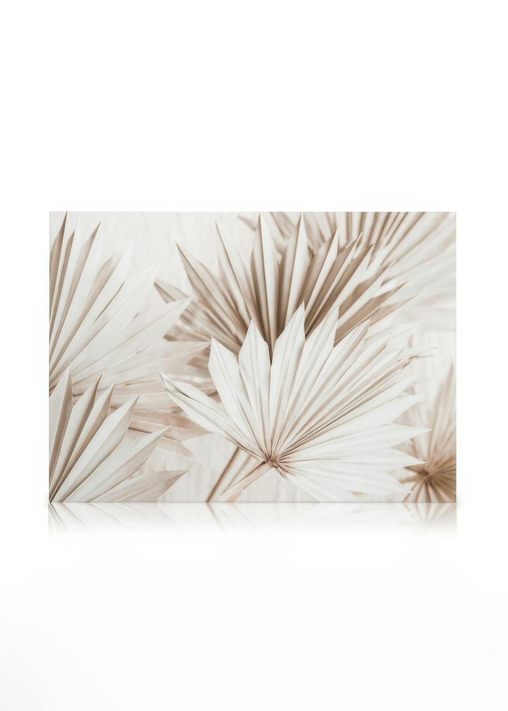 Stampa su tela con foglie di palma beige e bianche, motivi floreali su sfondo chiaro
