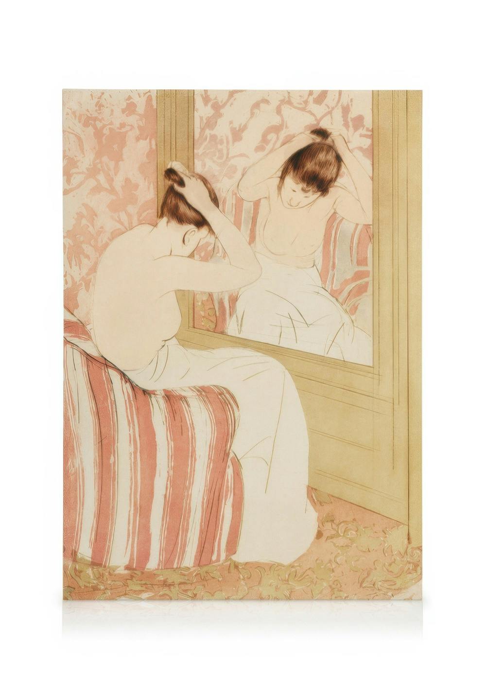 Canvas van Mary Cassatt: vrouw met opgestoken haar, zittend op gestreepte bank voor spiegel, in roze, wit, beige en bruin.