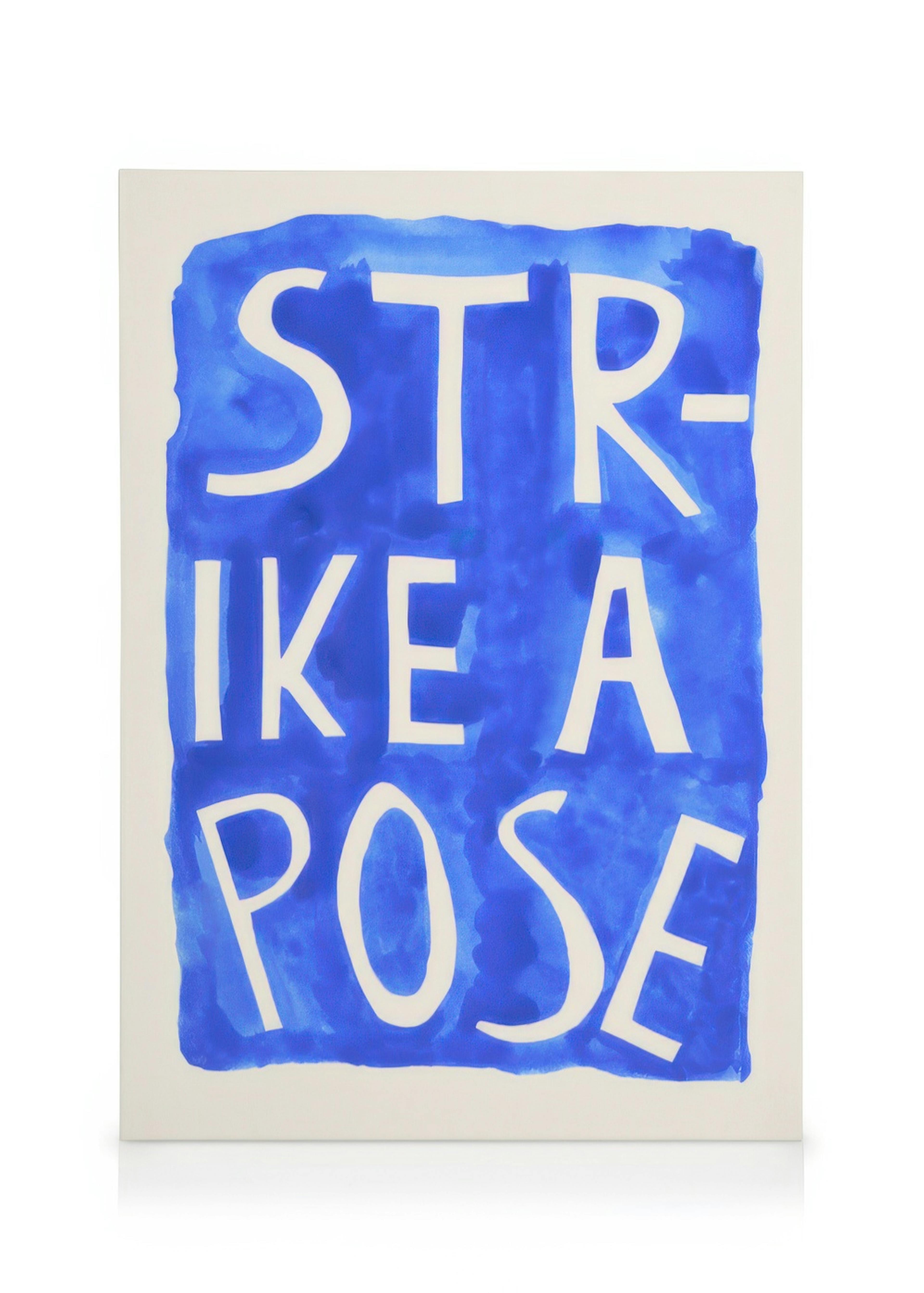 Lienzo con Strike A Pose en letras blancas de pincel sobre un fondo de acuarela azul, estilo pintado a mano.