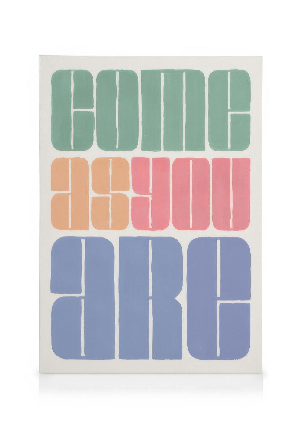 Canvas met Come As You Are in groene, oranje, roze en blauwe blokletters met zichtbare penseelstreken op een witte achtergrond.