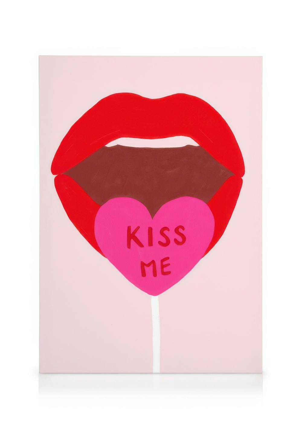 Pop-artowy obraz Kiss Me na płótnie: Czerwone usta z różowym lizakiem w kształcie serca na jasnoróżowym tle.