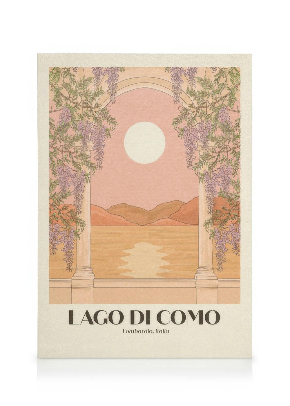 Lago Di Como lærred, udsigt over søen med bjerge, solnedgang, og lilla blomster i forgrunden, beige og lyserøde nuancer.
