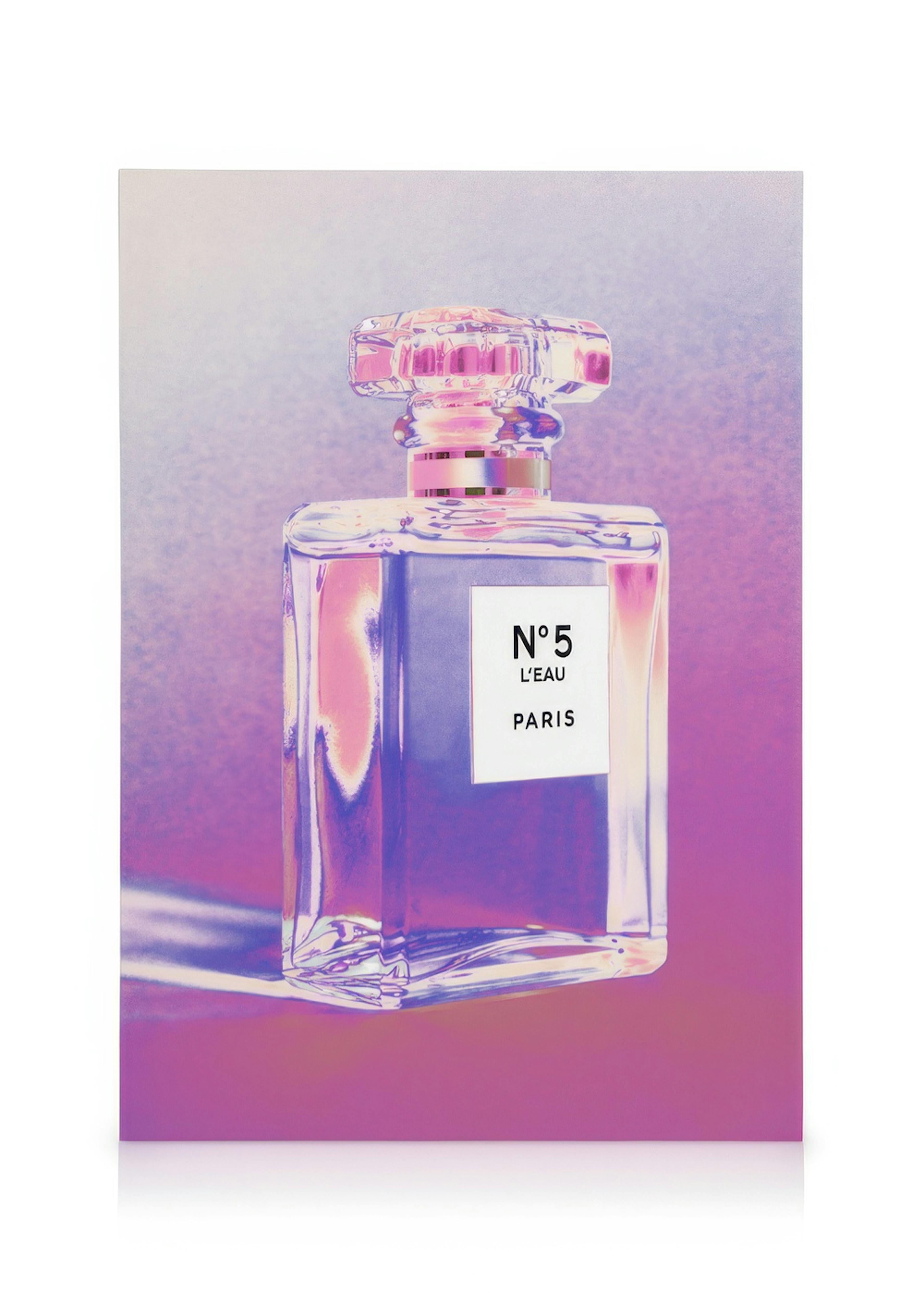 Toile Pop Art représentant un flacon de parfum élégant N°5 Leau Paris en verre sur fond violet et rose vif.