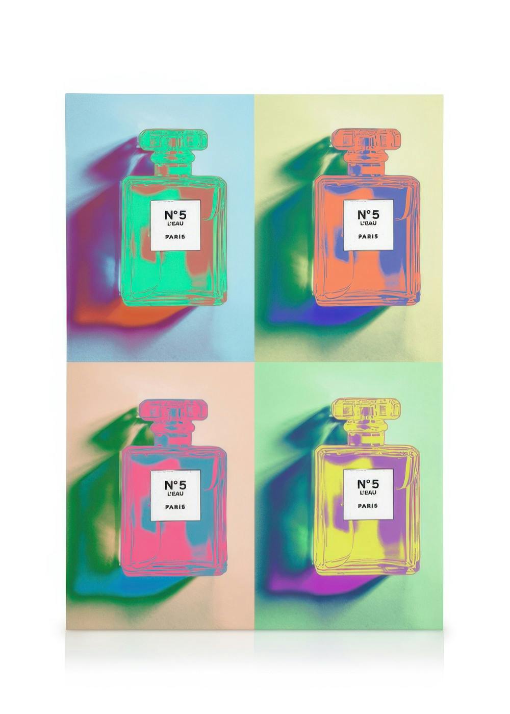 Pop art canvas met vier kleurrijke Chanel N°5 parfumflesjes in blauw, rood, oranje, roze, groen, geel en paars.