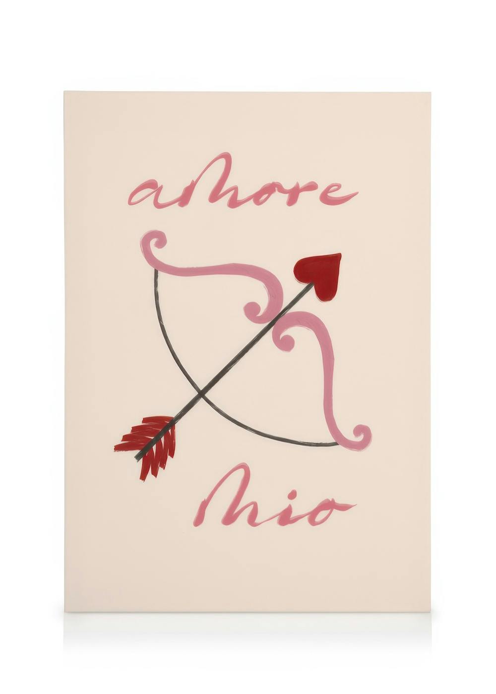 Amore Mio Leinwandbild: Rosa Amor-Bogen mit rotem Pfeil, umgeben von amore mio in Rosa auf beigefarbenem Hintergrund.