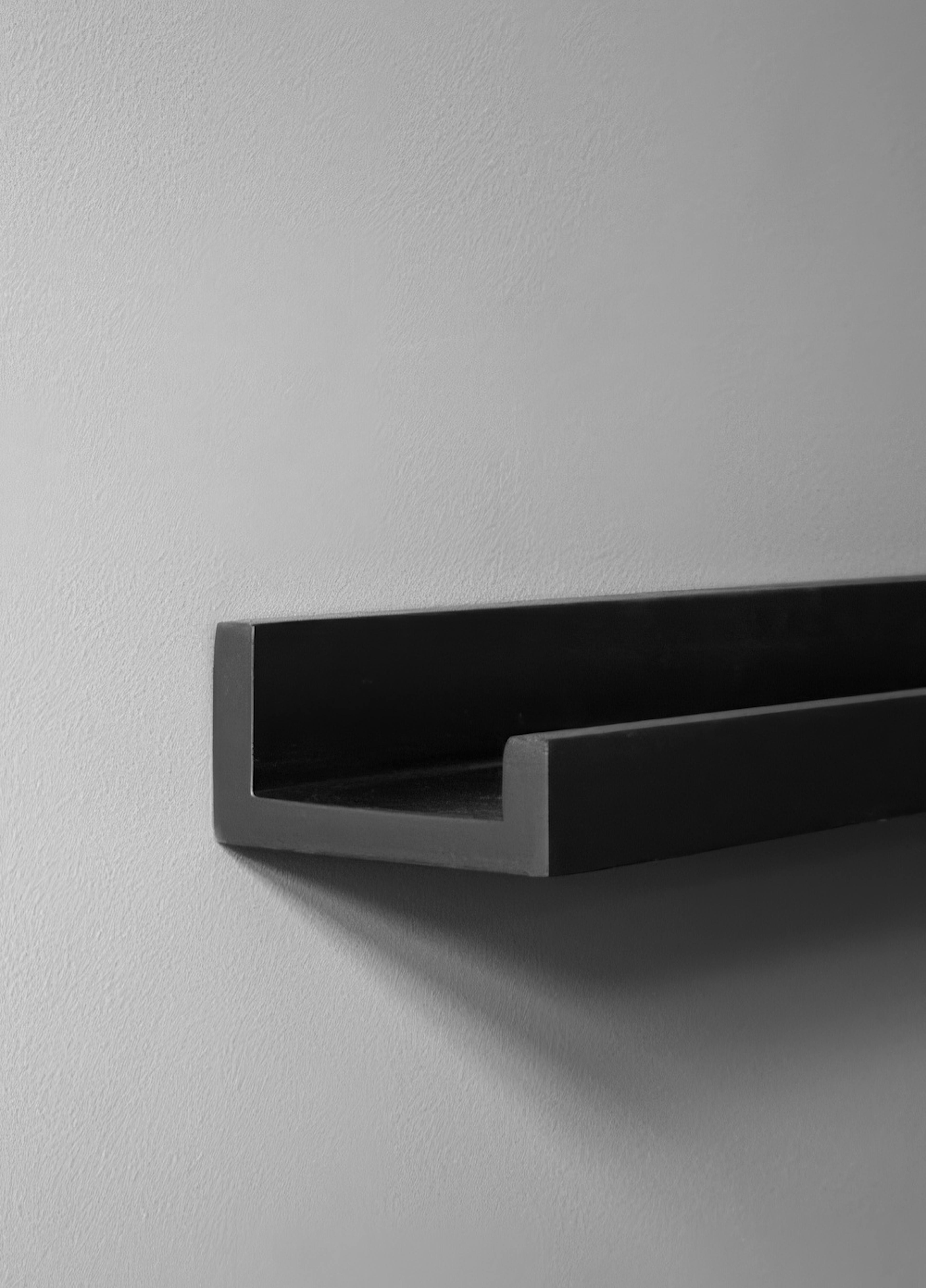 Prateleira preta para quadros 70cm