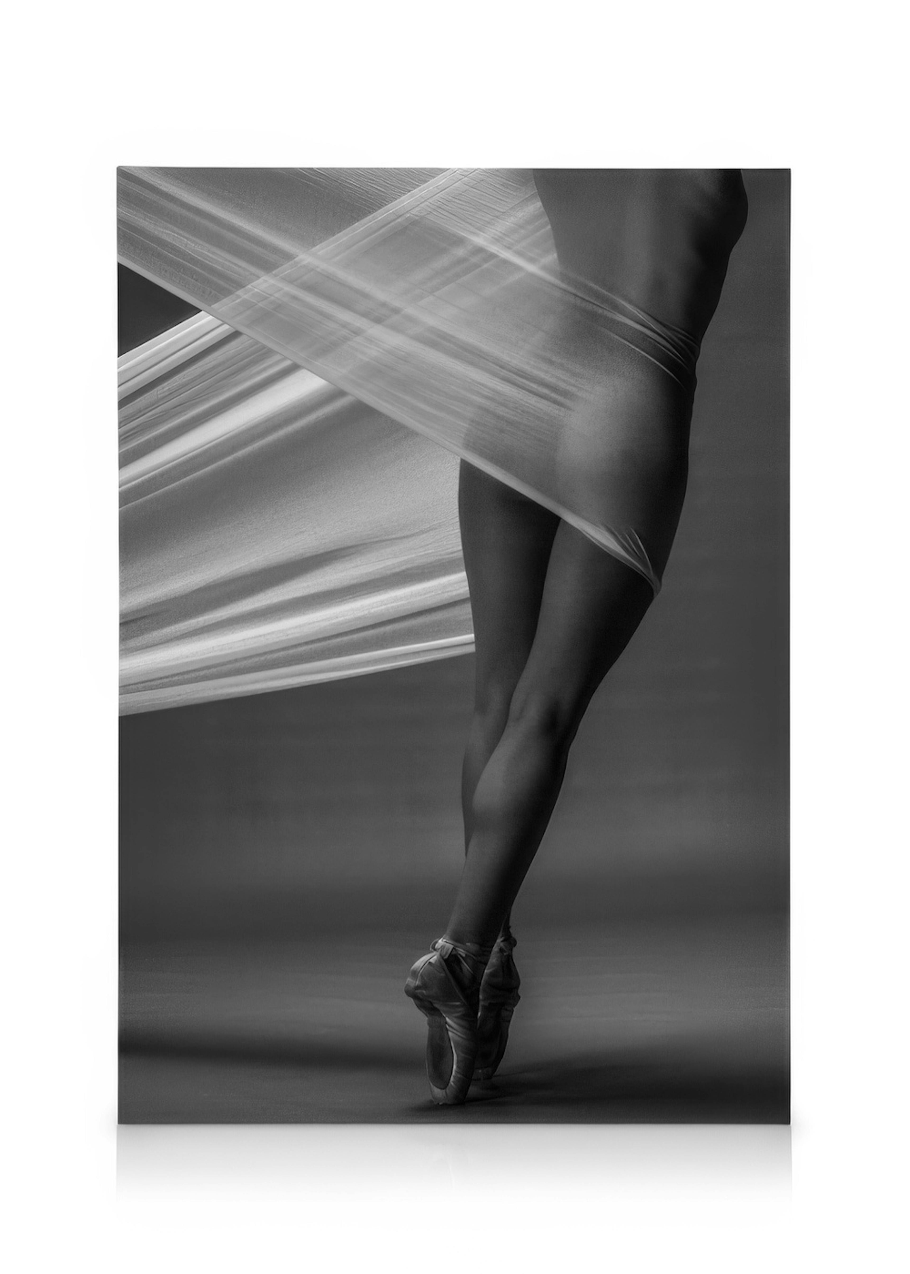 Toile noire et blanche, jambes de ballerine avec une jambe levée et tissu fluide, style danse et typographie.