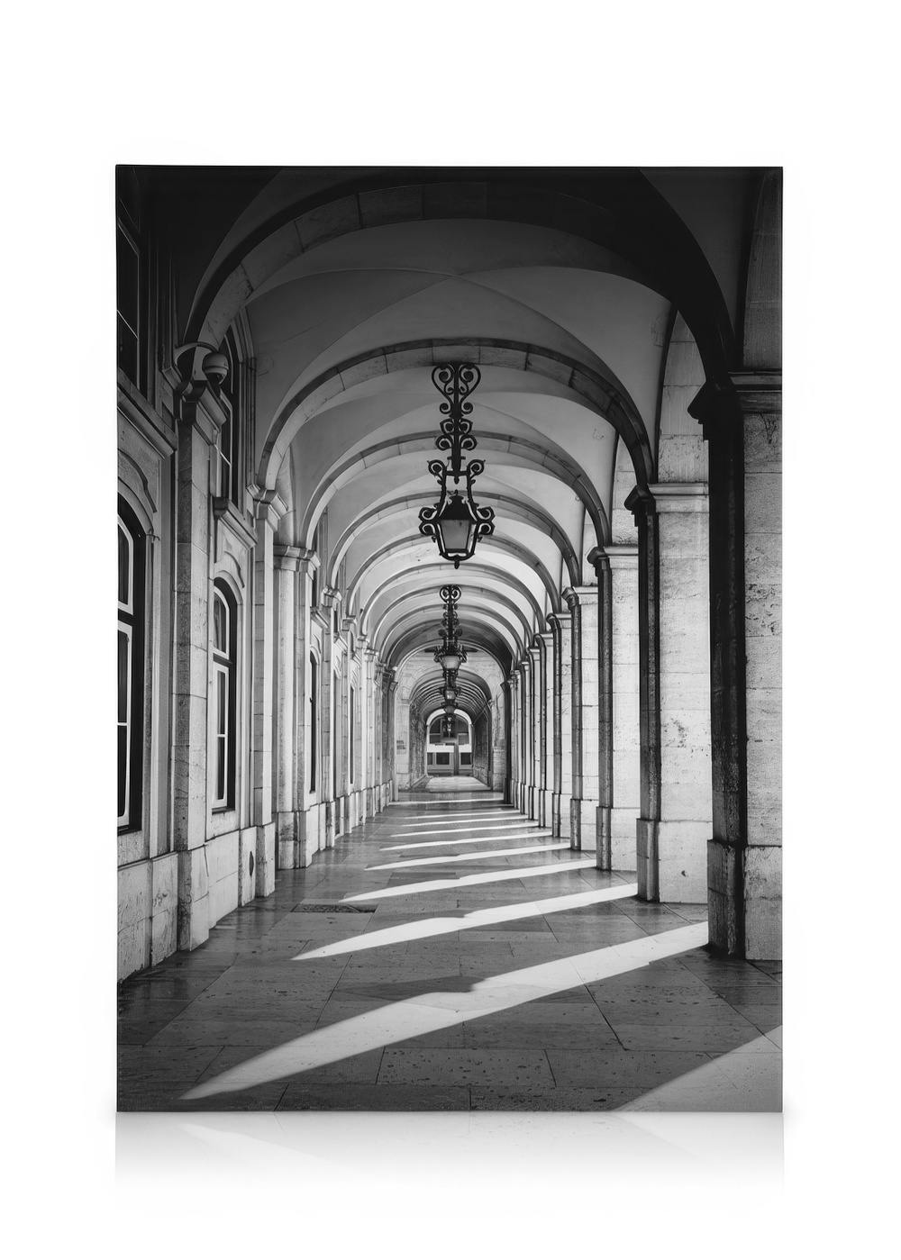 Arched Corridor Tableau sur toile (30x40 cm - Cadre noir)  Noir et blanc