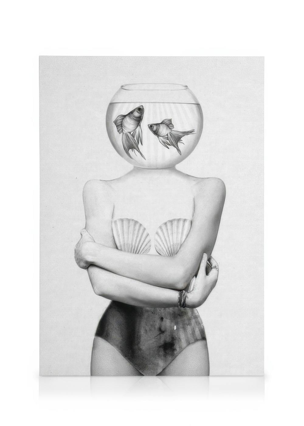 Lienzo surrealista monocromático de mujer con pecera en la cabeza y conchas marinas en el pecho, arte abstracto