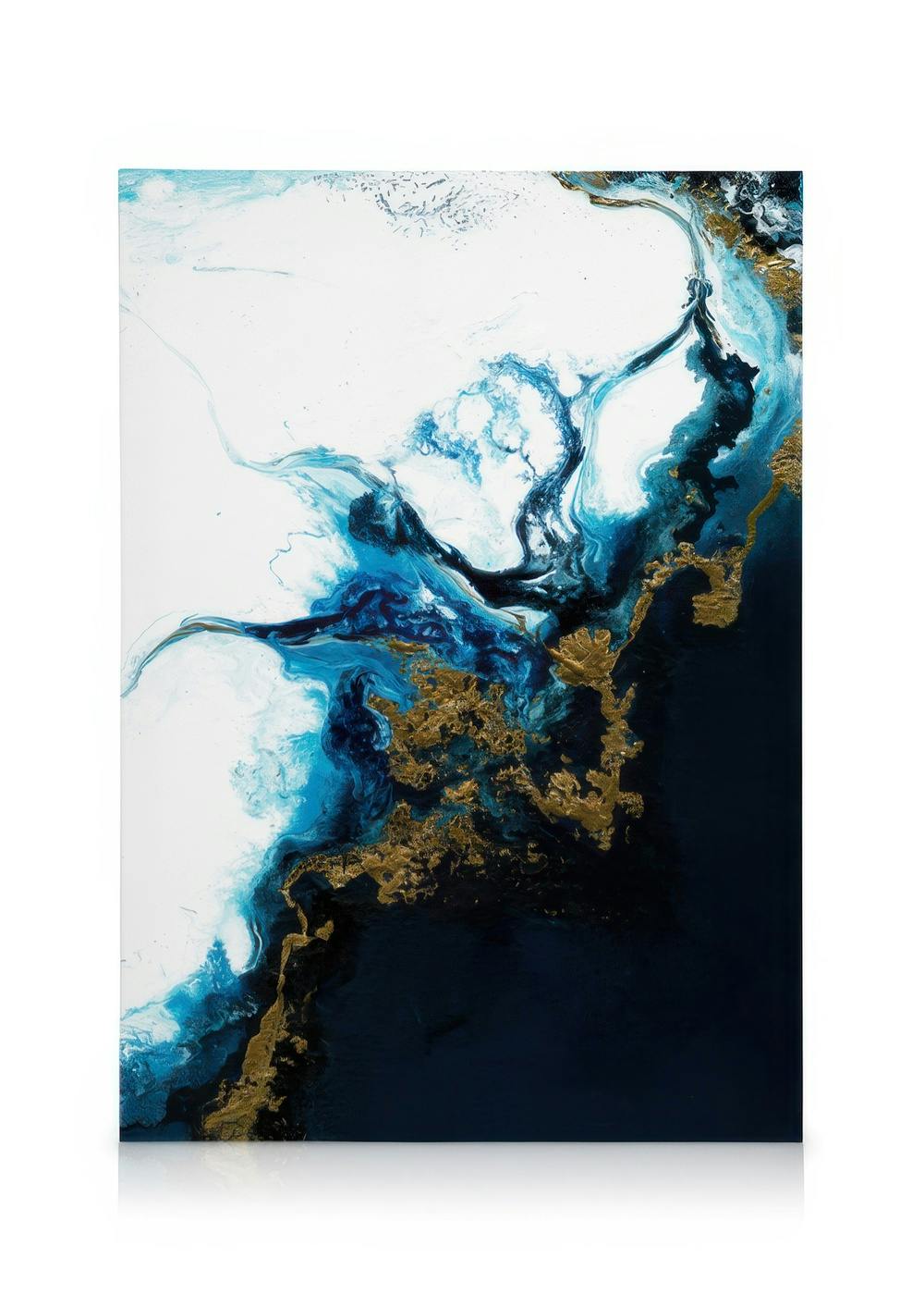 Stampa su tela astratta, flussi blu, oro e bianco su sfondo nero, texture marmorizzate fluide.