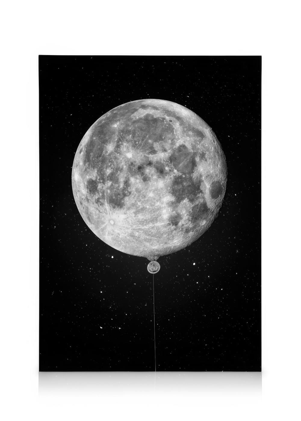 Schwarz-weiß-Leinwandbild mit dem Mond als Ballon, der an einem Faden im Sternenhimmel schwebt.