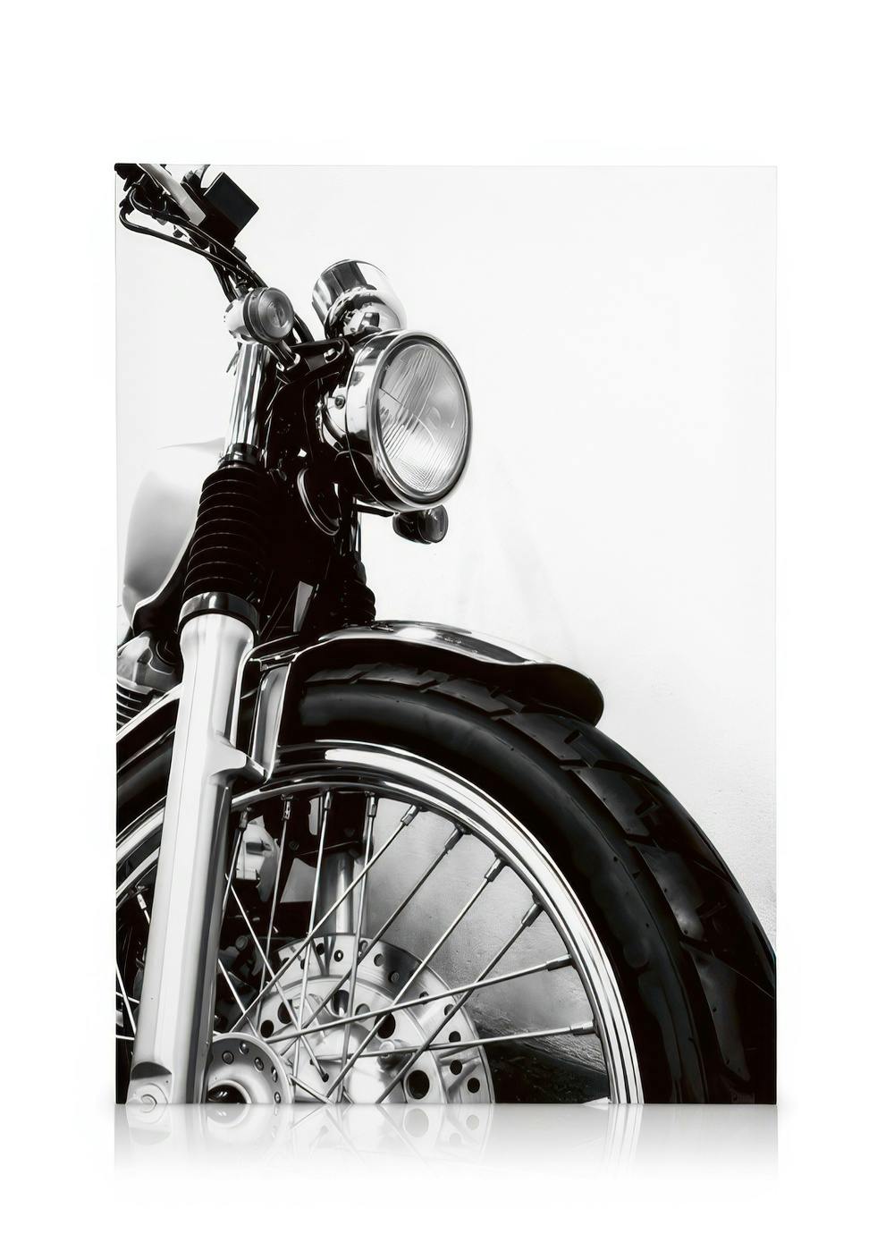 Toile moto en gros plan, noir et blanc, avec typographie et détails chromés
