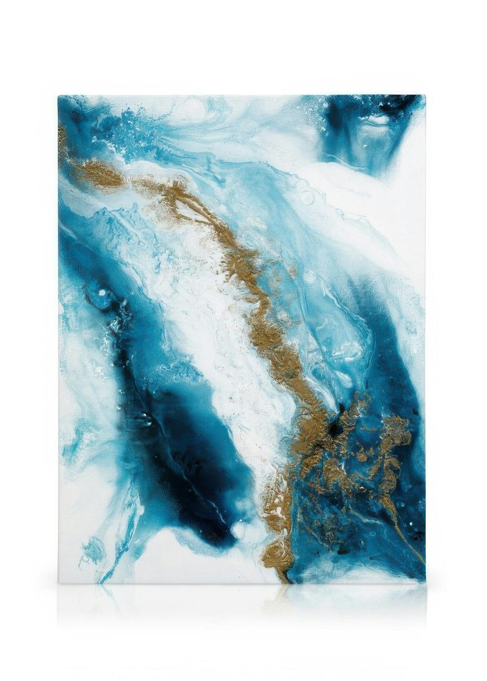 Abstract canvas met vloeiend blauw, wit en gouden lijnen, wat een boeiende textuur creëert.