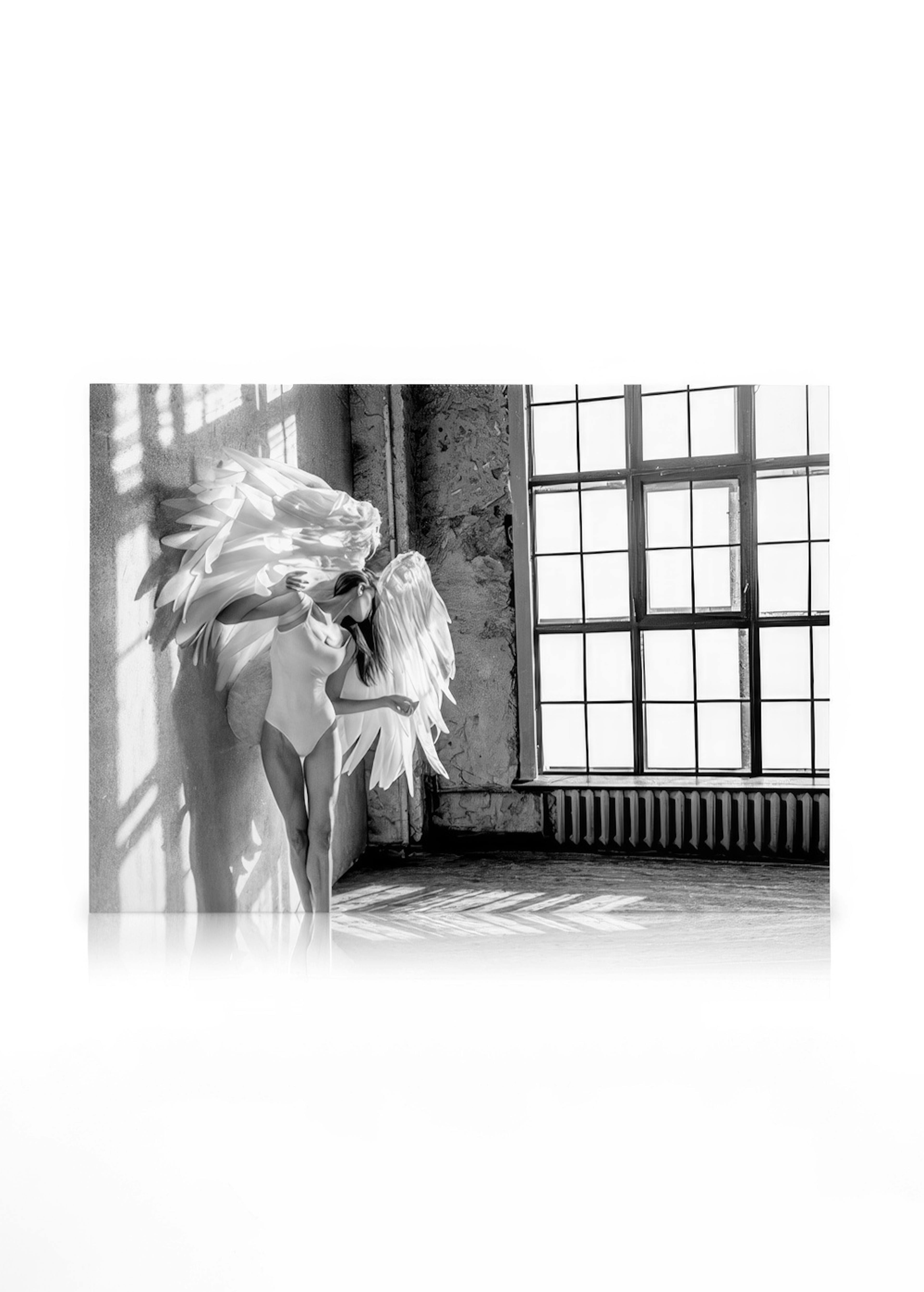 Toile noir et blanc dune personne ailée dans une pièce ensoleillée, projetant des ombres, tableau photo