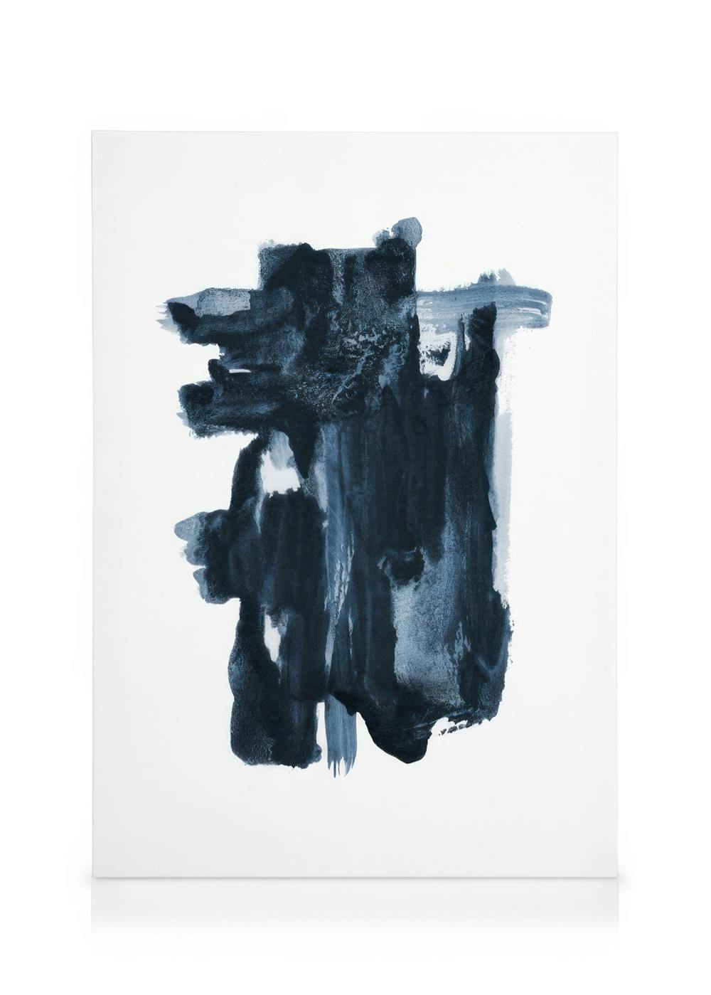Abstraktes Leinwandbild mit marineblauen, tintenartigen Pinselstrichen auf weißem Hintergrund, dynamisches Indigoblau