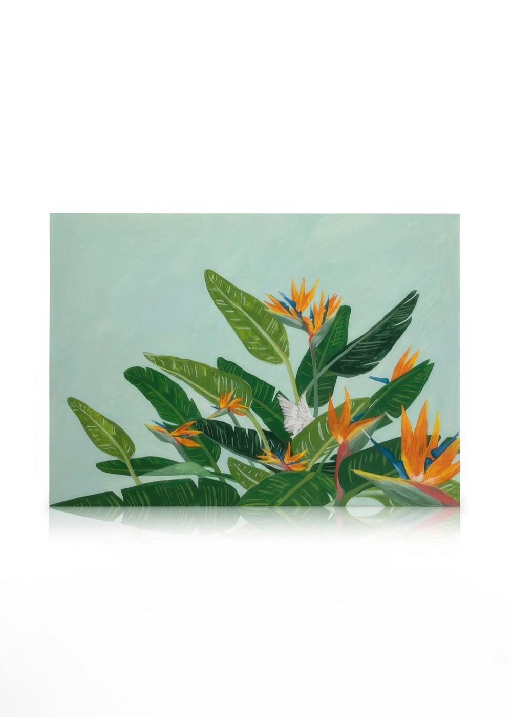 Lienzo con flores de ave del paraíso y hojas tropicales verdes sobre un fondo verde pálido, estilo botánico.