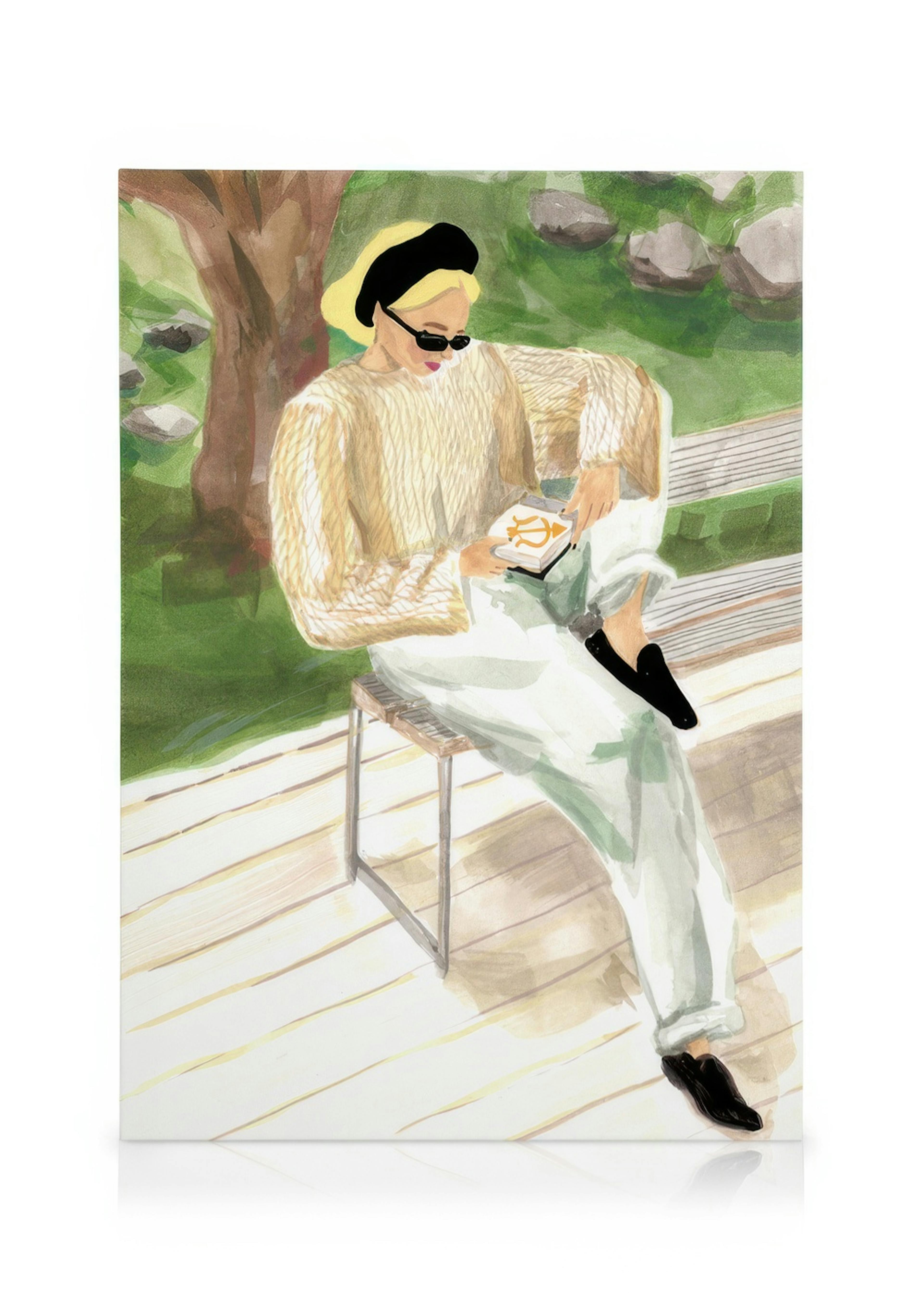 Toile représentant une femme lisant sur un banc, fond vert, accrochée dans un salon moderne aux tons neutres.