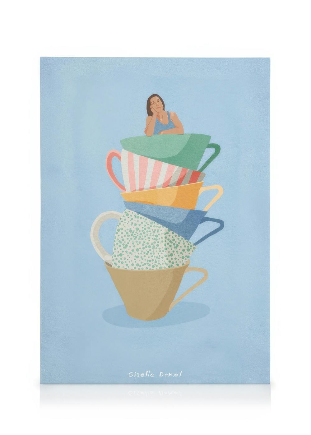 Canvastavla med en kvinna som lutar sig på en stapel färgglada kaffekoppar på en ljusblå bakgrund.