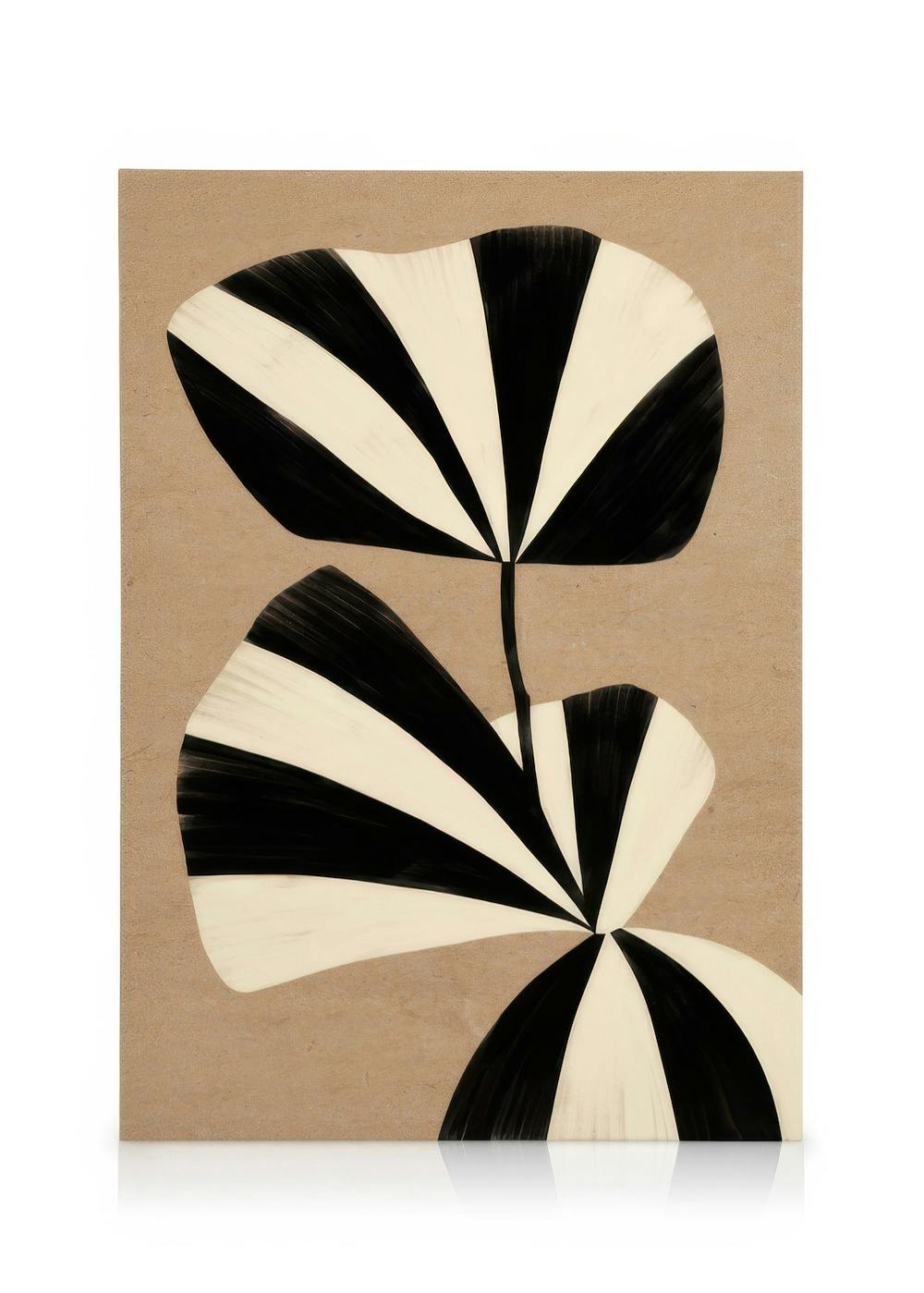 Leinwandbild mit drei stilisierten schwarz-weißen Blattformen auf beigem Hintergrund, minimalistischer Blätterdruck