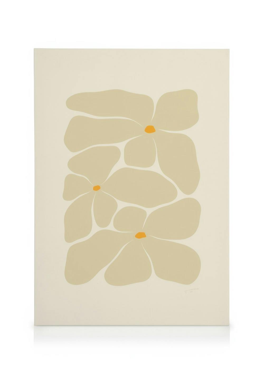 Leinwand mit hellbeigen, organischen Blumenformen und orangefarbenen Blütenmitten auf cremefarbenem Hintergrund. Minimalistische