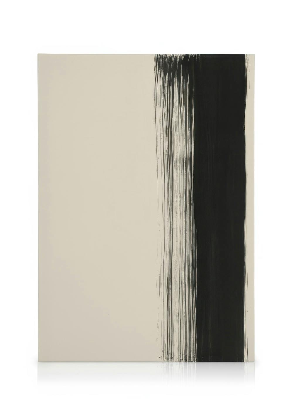 Toile abstraite beige avec une large bande noire rugueuse et de fines lignes verticales noires sur le côté droit, style contempo