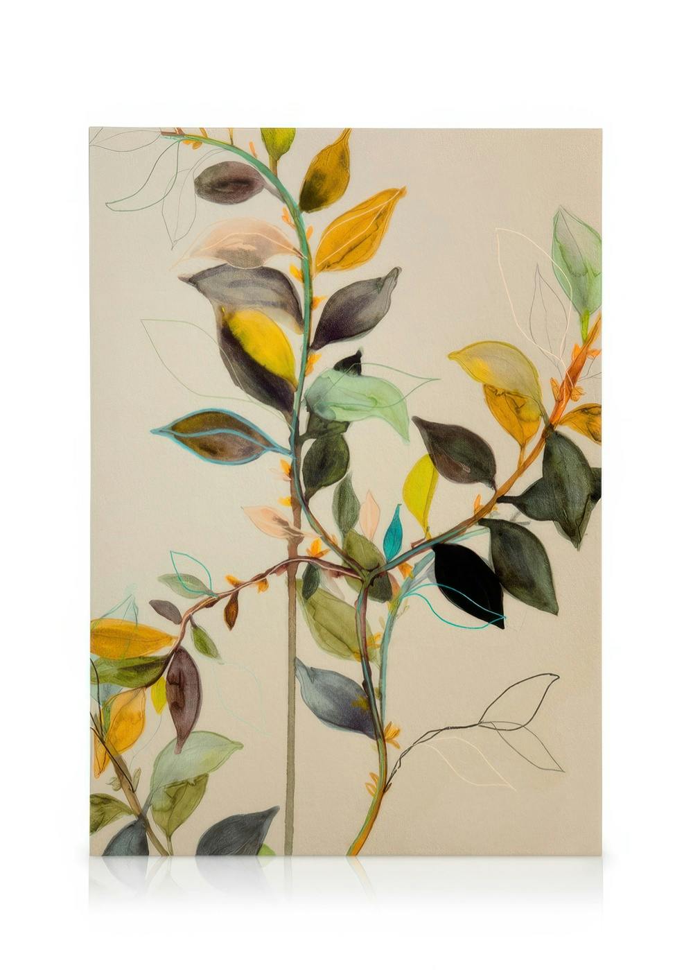 Stampa botanica su tela con grandi foglie di piante in verde, giallo, nero e arancione su sfondo beige.