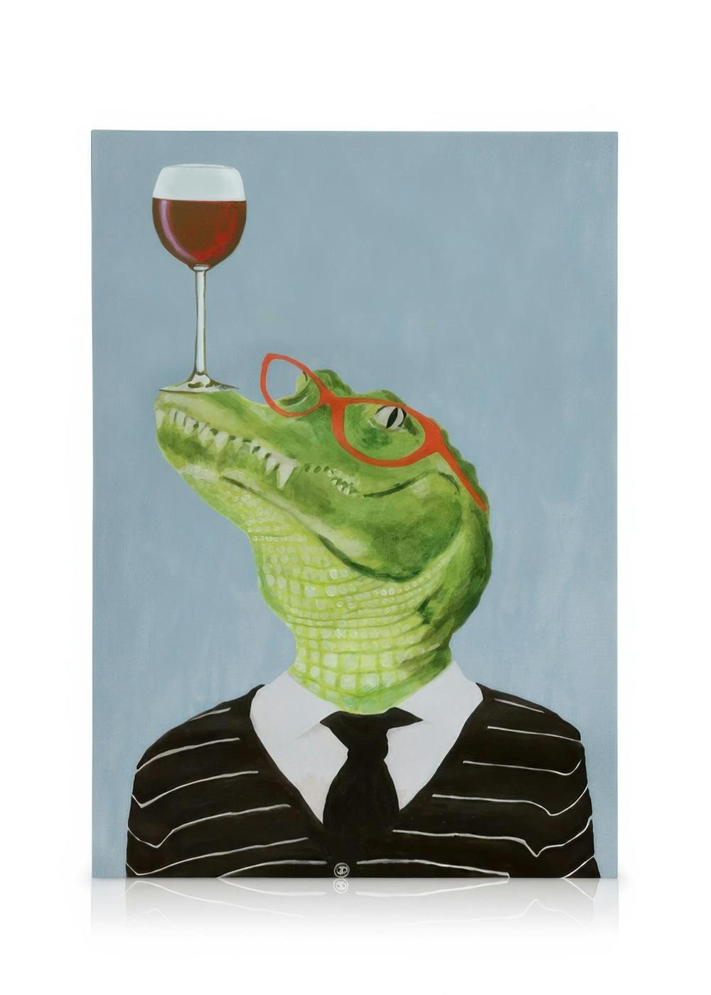 Stampa su tela, coccodrillo verde con occhiali rossi, maglietta a righe, cravatta nera, bicchiere di vino rosso, sfondo blu.