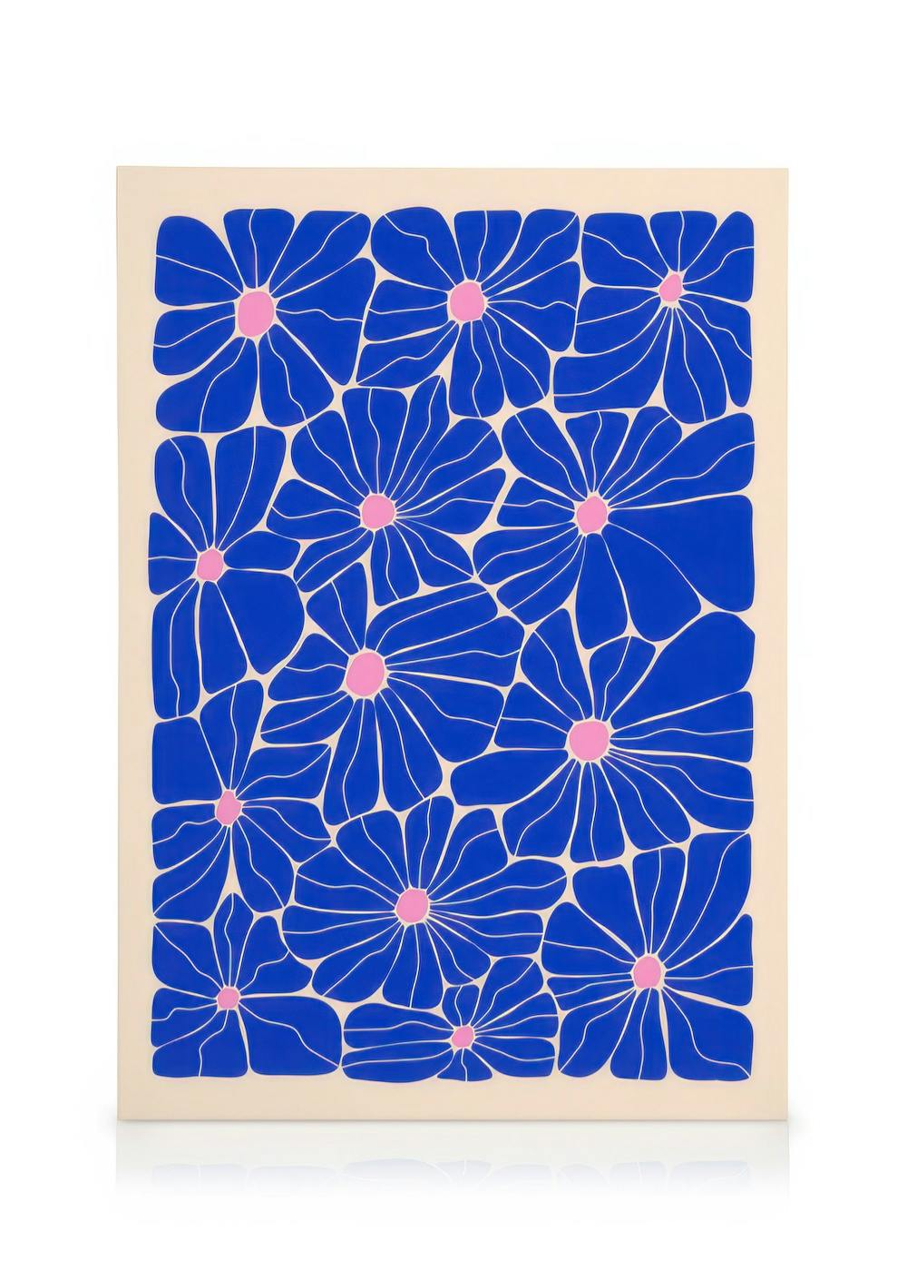 Lærred med blå blomster, hvide streger og lyserøde centre. Olga blomsterdesign.