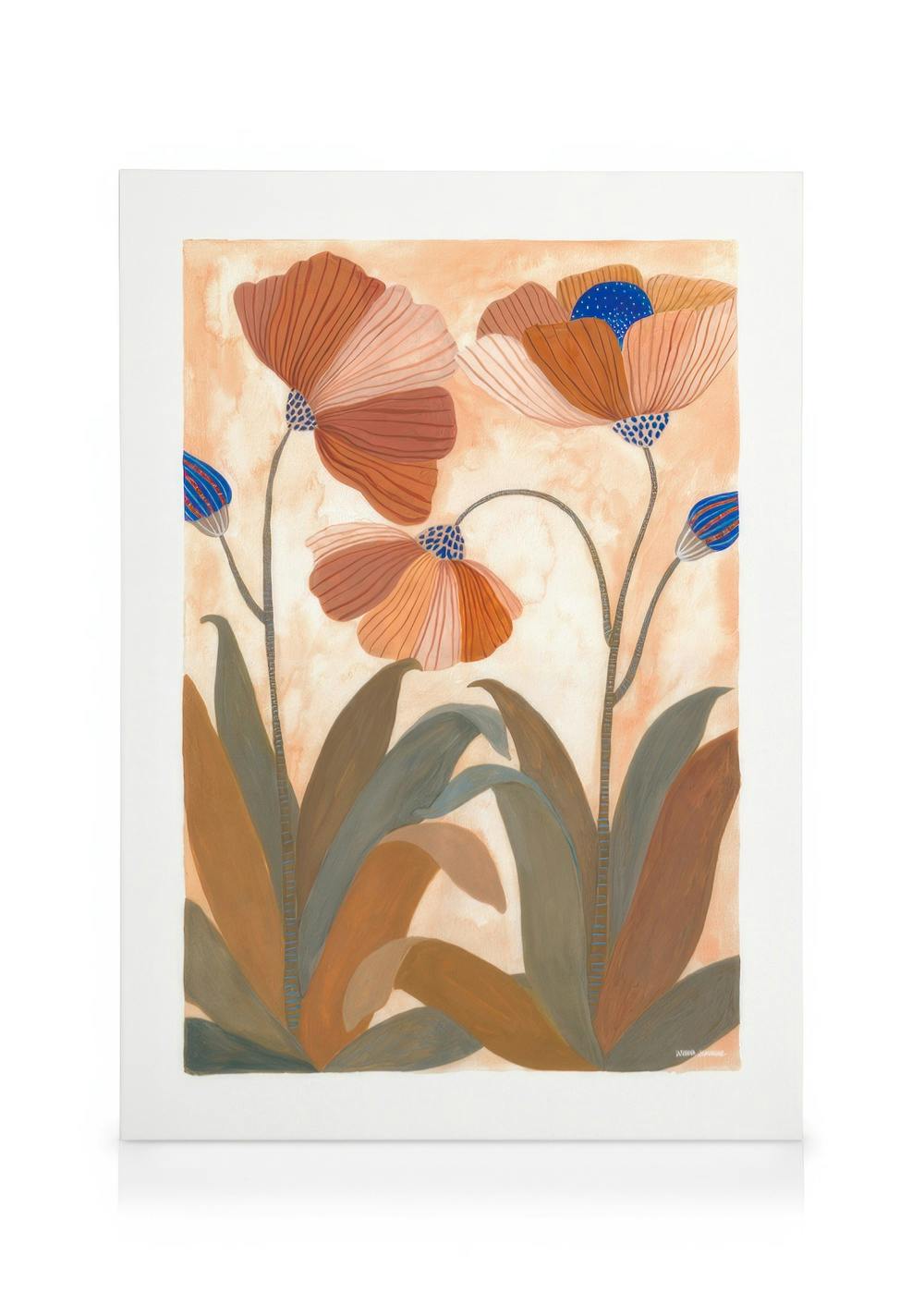 Canvastavla med stiliserade blommor i bruna och persikofärgade nyanser mot en persikofärgad bakgrund, med blå detaljer.