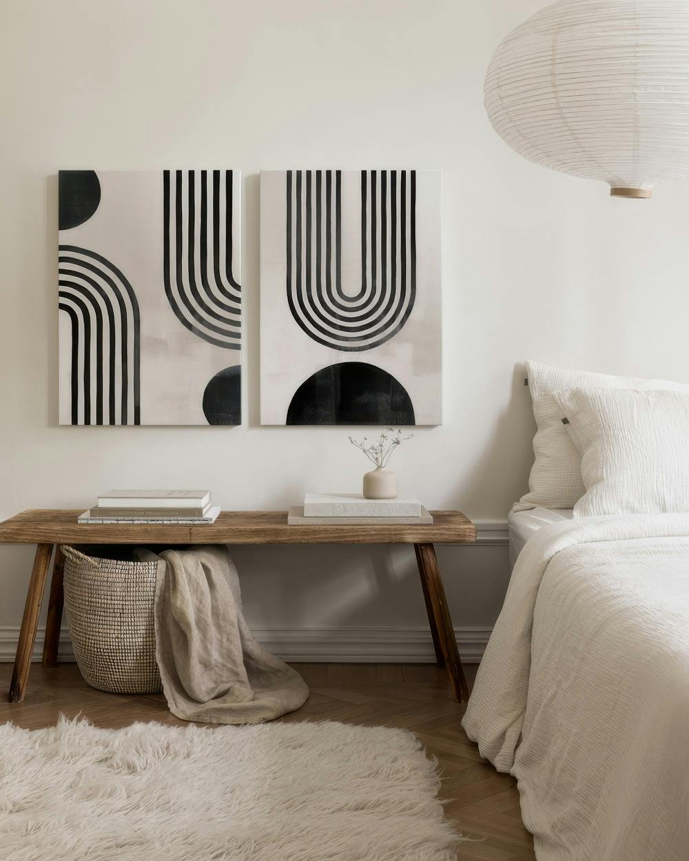 Grafische Leinwandbilder, schwarze Linien und Formen bilden Bögen auf neutralem Hintergrund, minimalistischer Retro-Stil