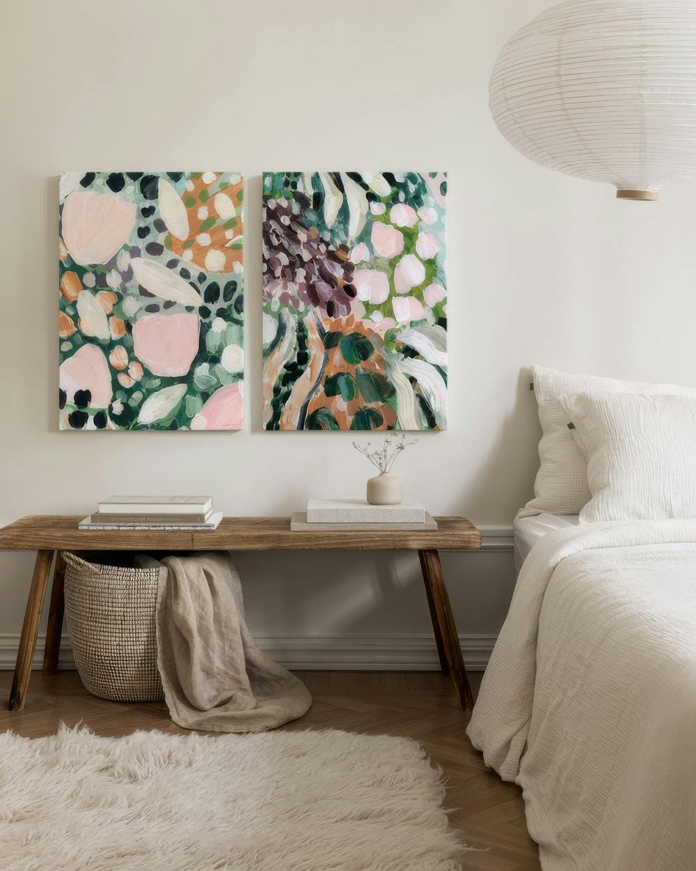 Zwei abstrakte Leinwandbilder mit Blumen in Rosa, Lila, Grün und Orange, die florale Motive zeigen