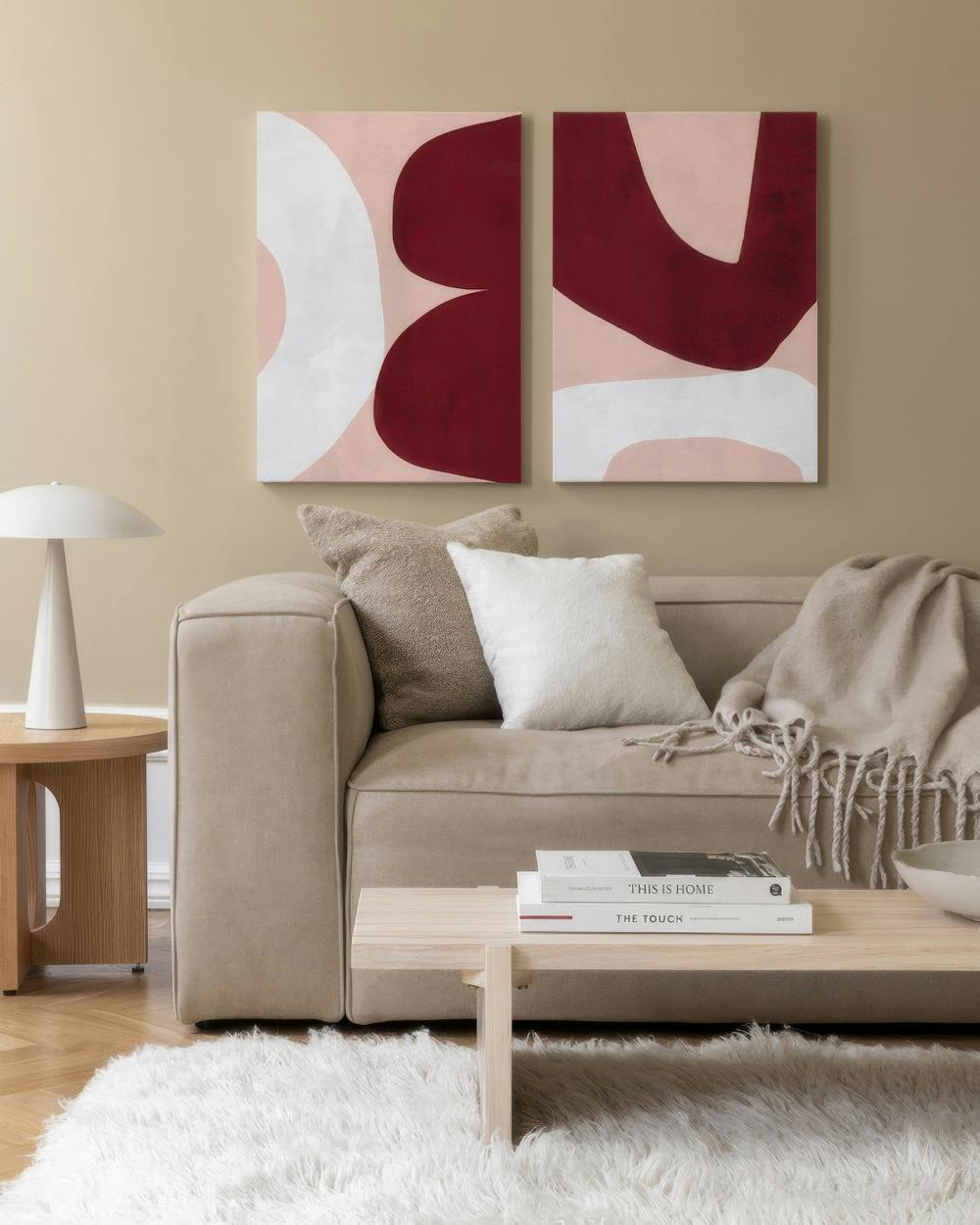 Duo de telas com formas assimétricas vermelhas e brancas sobre fundo rosa, arte abstrata vibrante