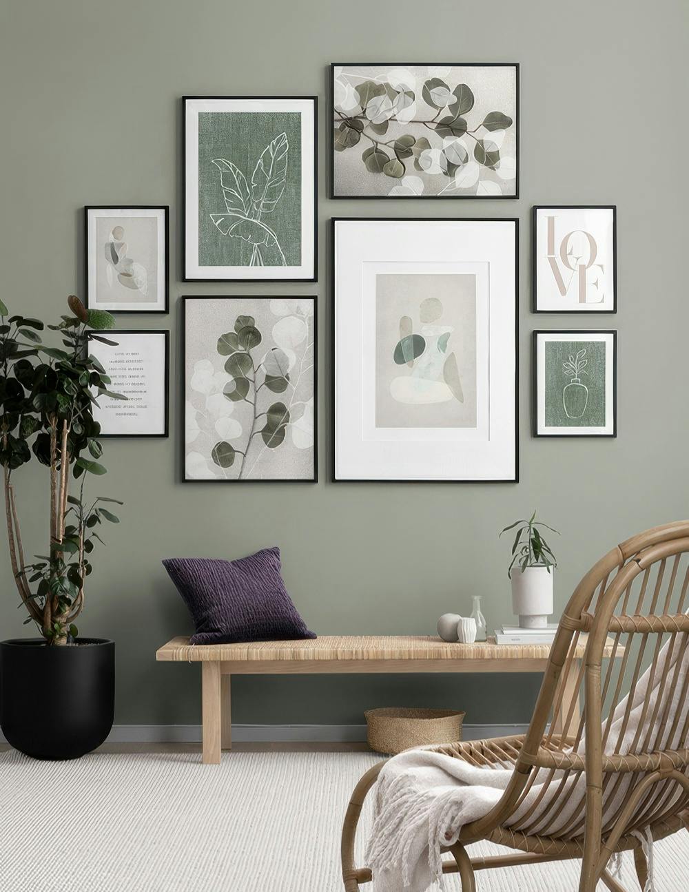 En tavelvägg med åtta tavlor i gröna och beige nyanser av abstrakt och botanisk konst som eukalyptus, blad och former.