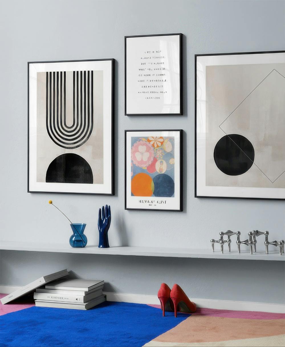En tavelvägg med fyra tavlor: svart abstrakt båge på beige bakgrund, textposter, Hilma af Klint-reproduktion och abstrakt geomet