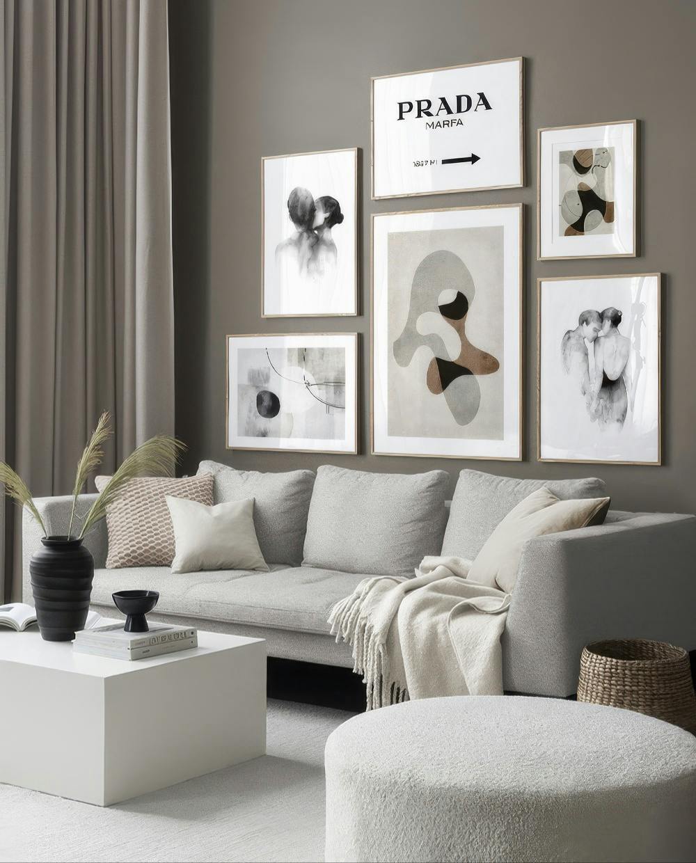 Décoration murale avec six affiches: un panneau Prada Marfa, des formes organiques abstraites et des illustrations de corps fémi