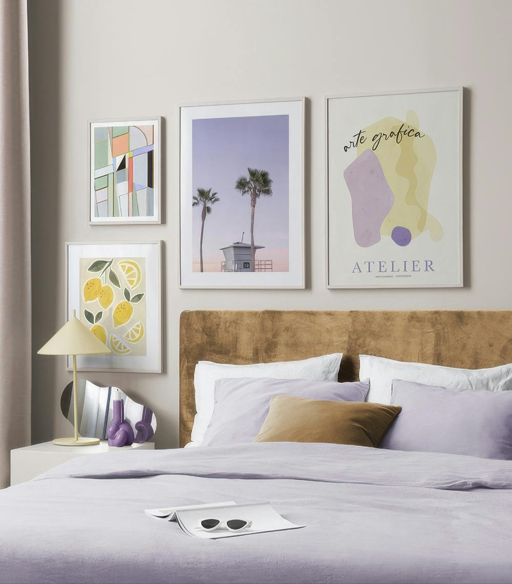 Une décoration murale de quatre affiches, dont une abstraite, une avec des palmiers, une avec des citrons et une avec linscripti