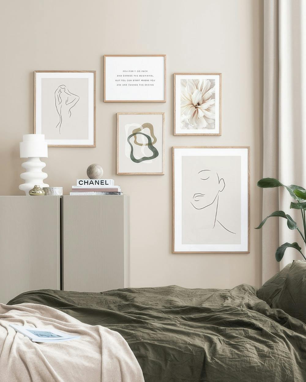 Décoration murale avec des affiches abstraites aux tons neutres, incluant un visage, un corps, des formes organiques et une fleu