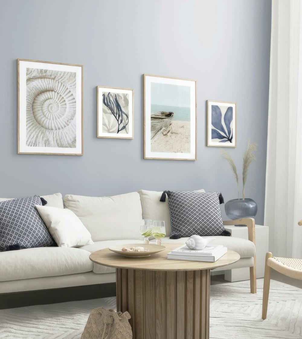 Décoration murale avec une galerie dart sur le thème marin, incluant coquillages et scènes de plage.