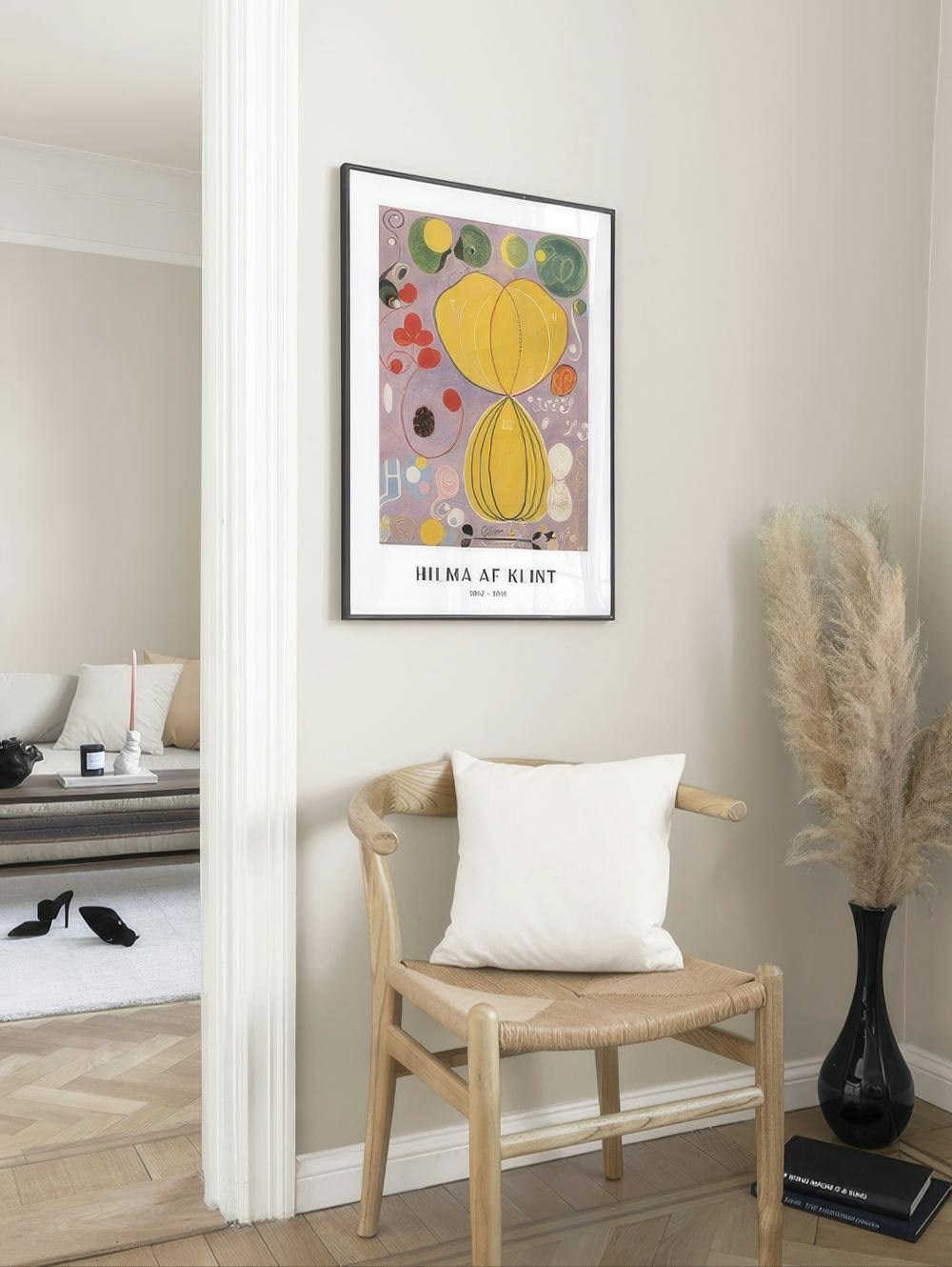 En tavelvägg med Hilma af Klints målning Svanen, som visar gula former, röda och gröna cirklar på lila bakgrund.